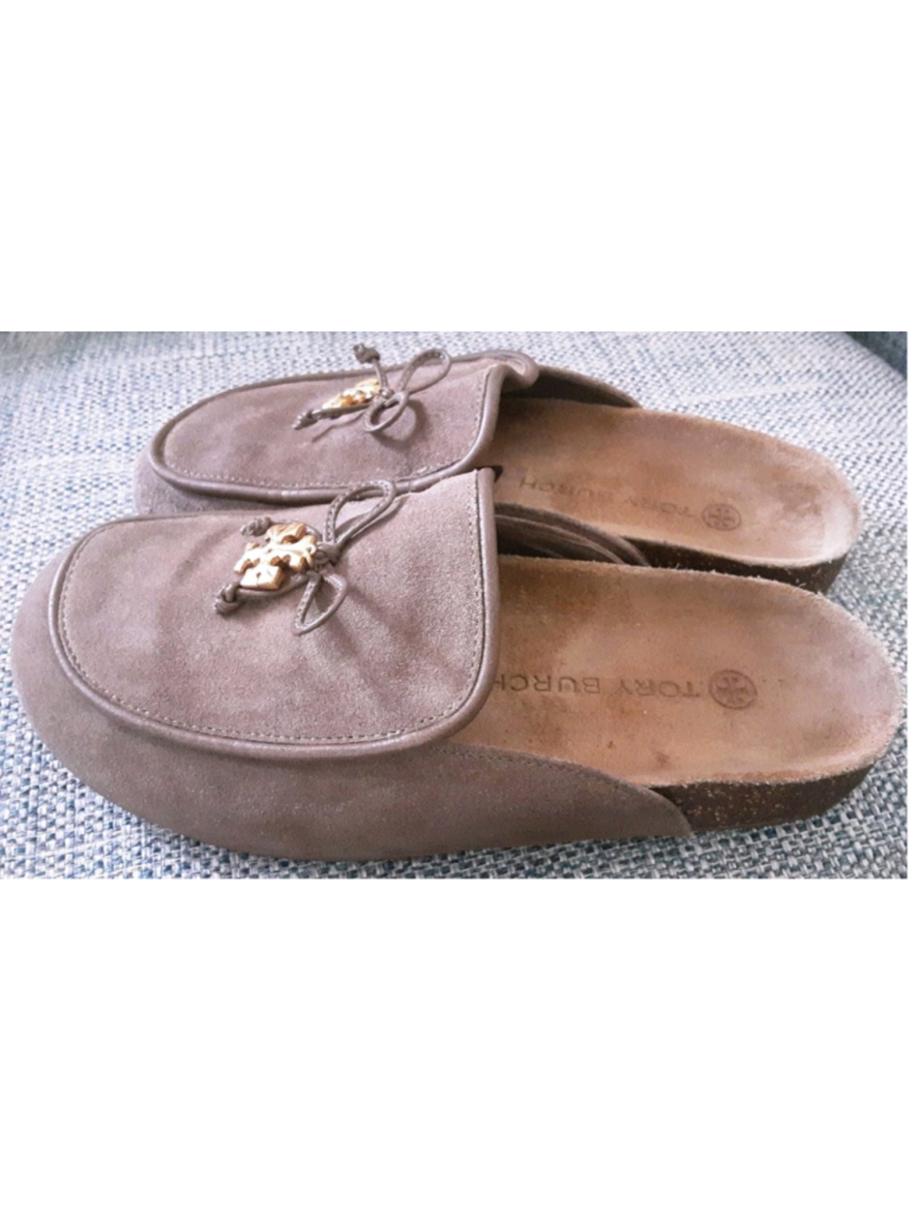 TORY BURCH River Rock Taupe Suede Mules Gold T Charm Bow Cork Insole Sz 5.5 Mint - Picture 2 of 14